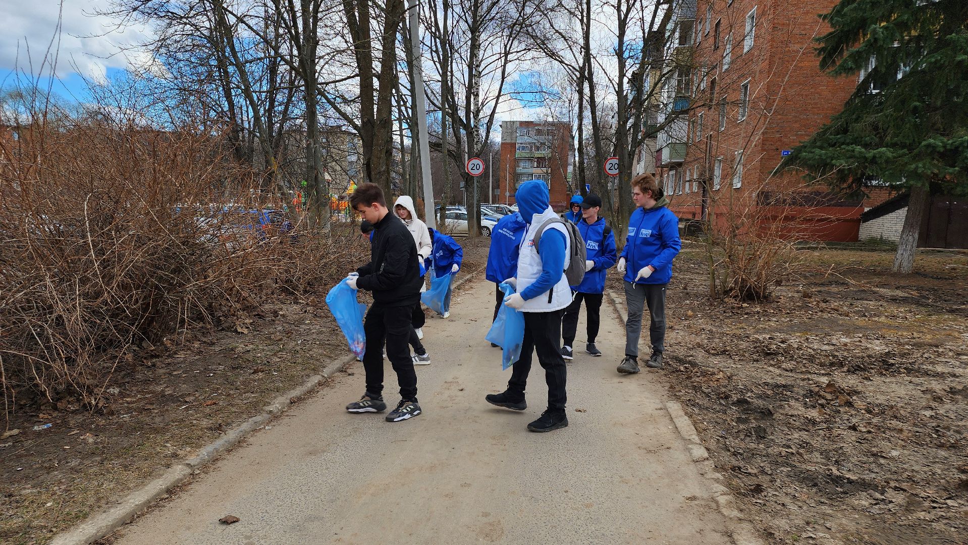 кашира, молодая гвардия, волонтеры, субботник, чистый путь, уборка мусора,