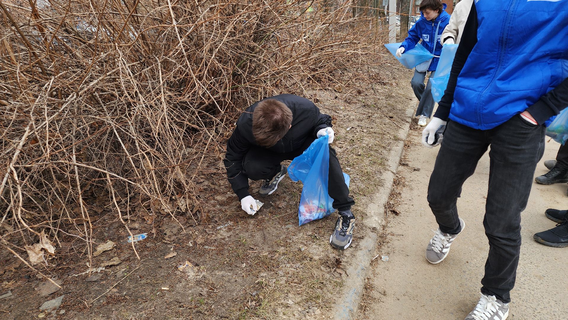 кашира, молодая гвардия, волонтеры, субботник, чистый путь, уборка мусора,