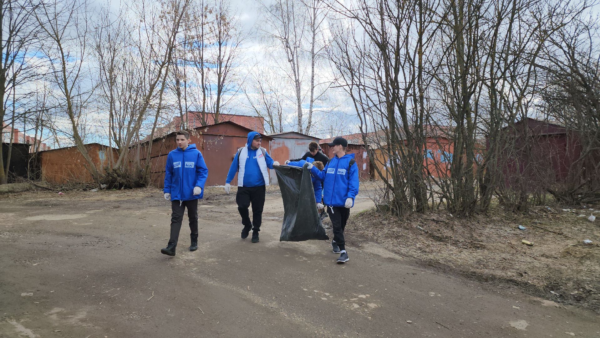 кашира, молодая гвардия, волонтеры, субботник, чистый путь, уборка мусора,