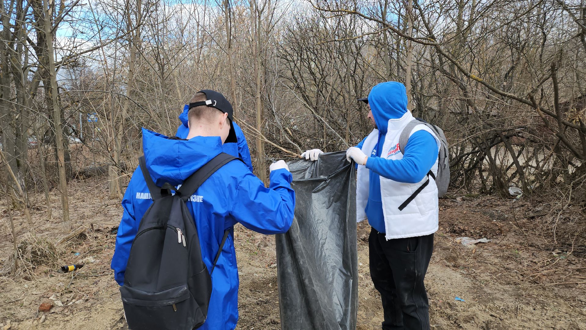 кашира, молодая гвардия, волонтеры, субботник, чистый путь, уборка мусора,