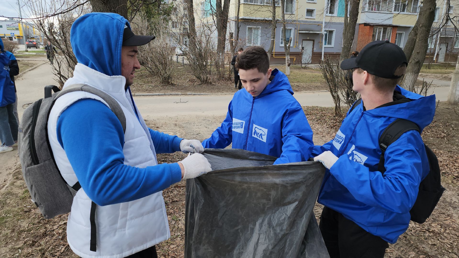 кашира, молодая гвардия, волонтеры, субботник, чистый путь, уборка мусора,
