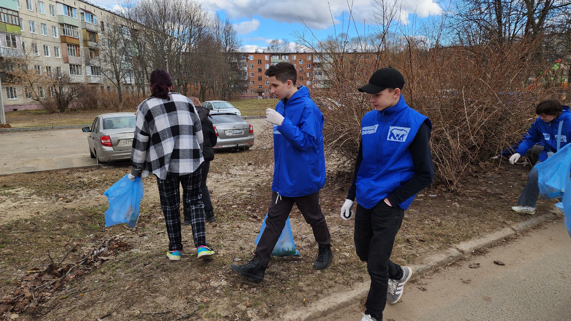 кашира, молодая гвардия, волонтеры, субботник, чистый путь, уборка мусора,