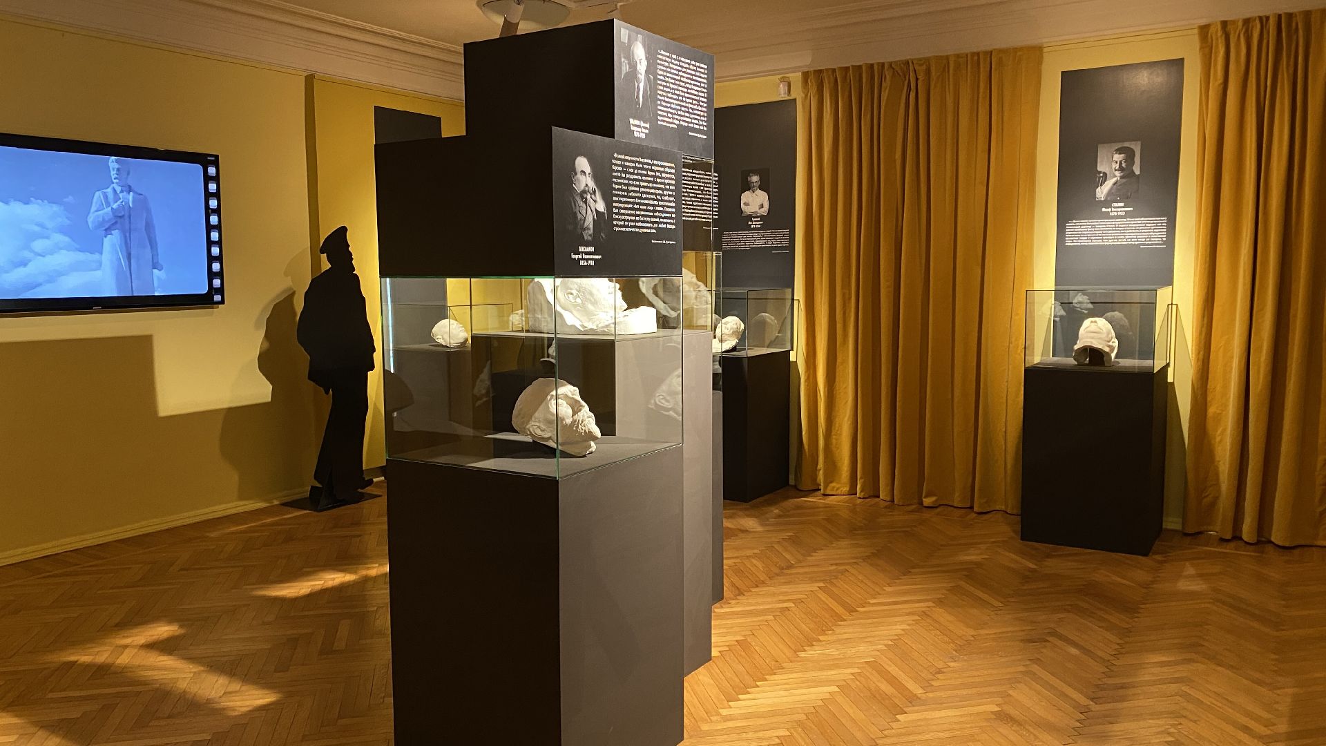 Музей-заповедник Горки Ленинскиевыставка посмертных масок, Владимир ленин, Сергей Меркуров, Мастер посмертного лика,