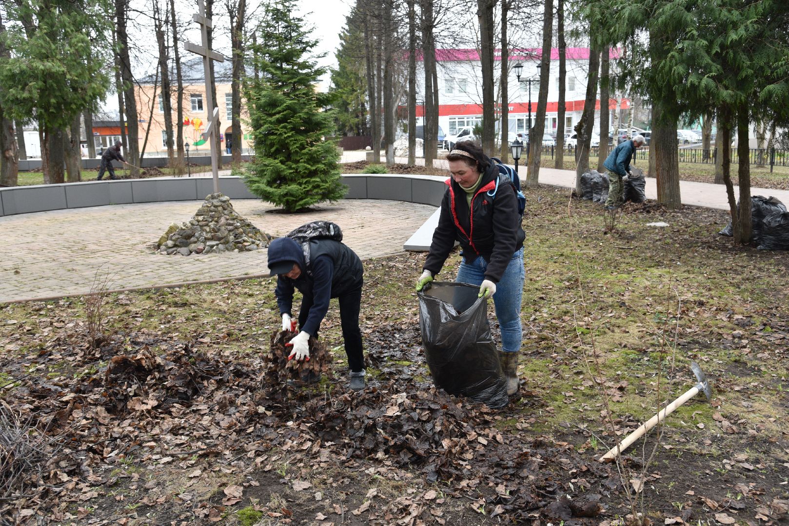 лотошино, сквер победы, благоустройство, уборка дорог,