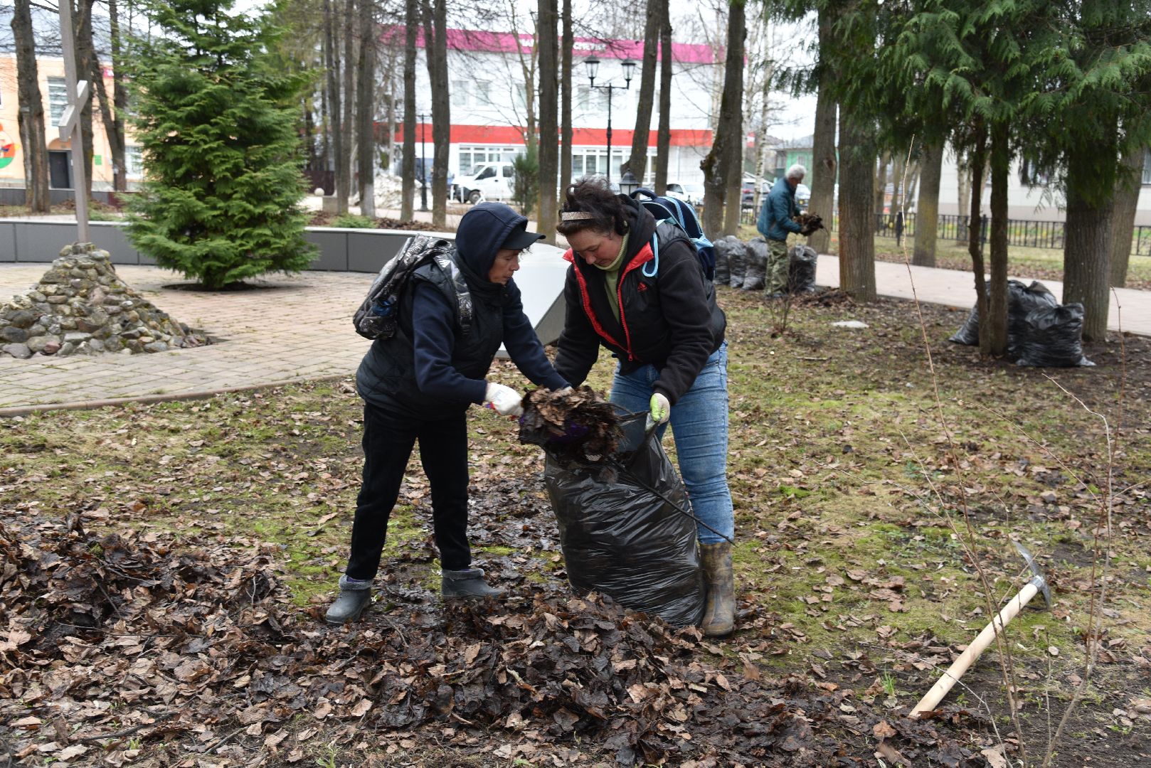 лотошино, сквер победы, благоустройство, уборка дорог,
