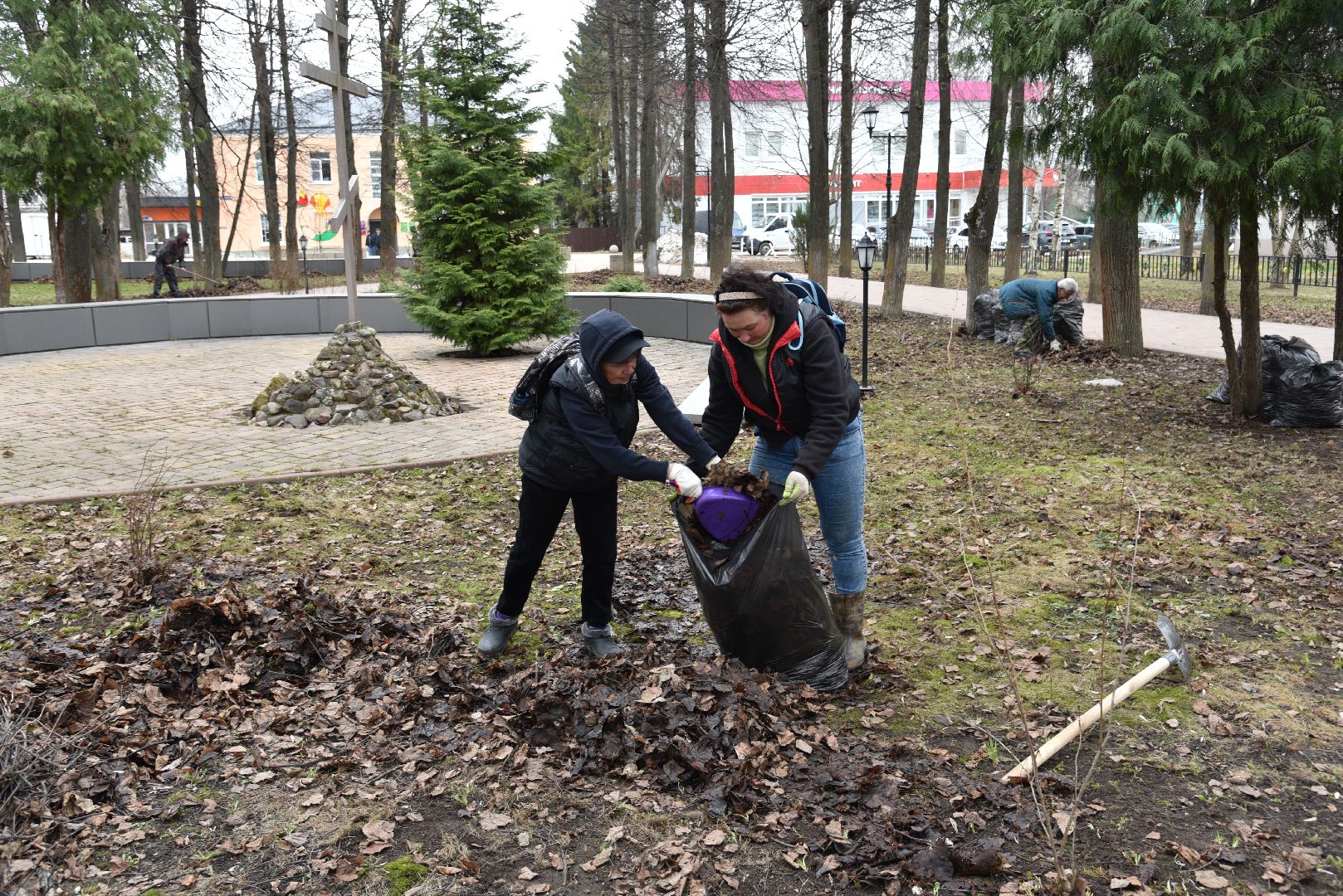 лотошино, сквер победы, благоустройство, уборка дорог,