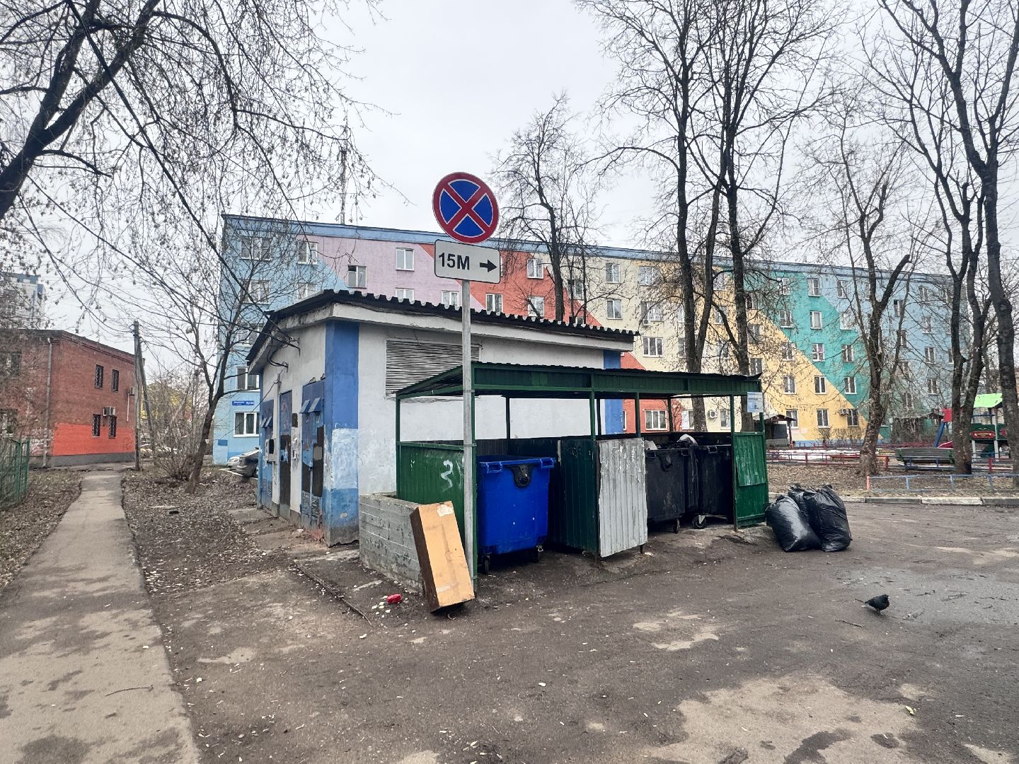 Солнечногорск, мусорные контейнеры, дорожный знак, парковка запрещена, парковка у контейнерных площадок,