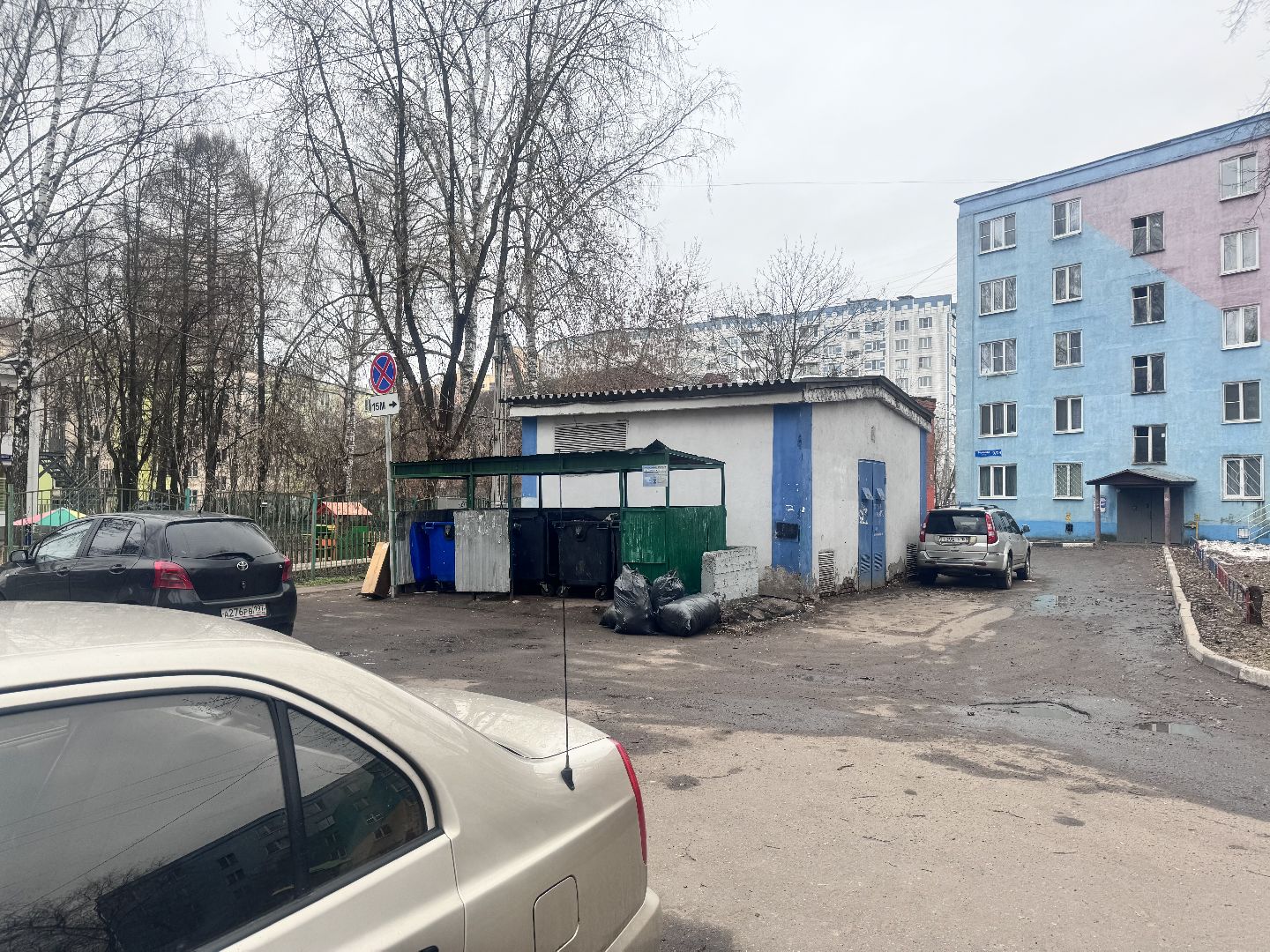 Солнечногорск, мусорные контейнеры, дорожный знак, парковка запрещена, парковка у контейнерных площадок,