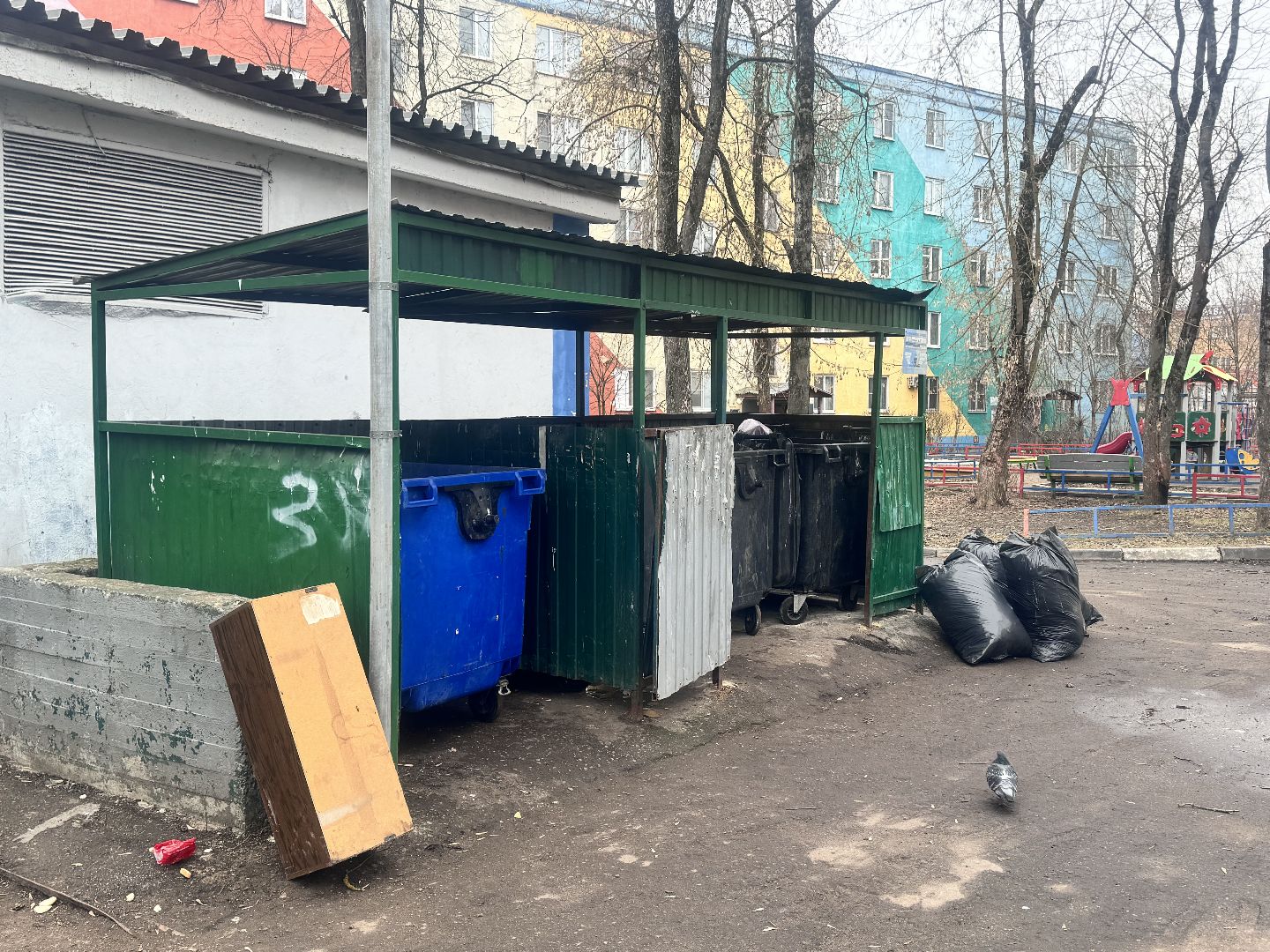 Солнечногорск, мусорные контейнеры, дорожный знак, парковка запрещена, парковка у контейнерных площадок,