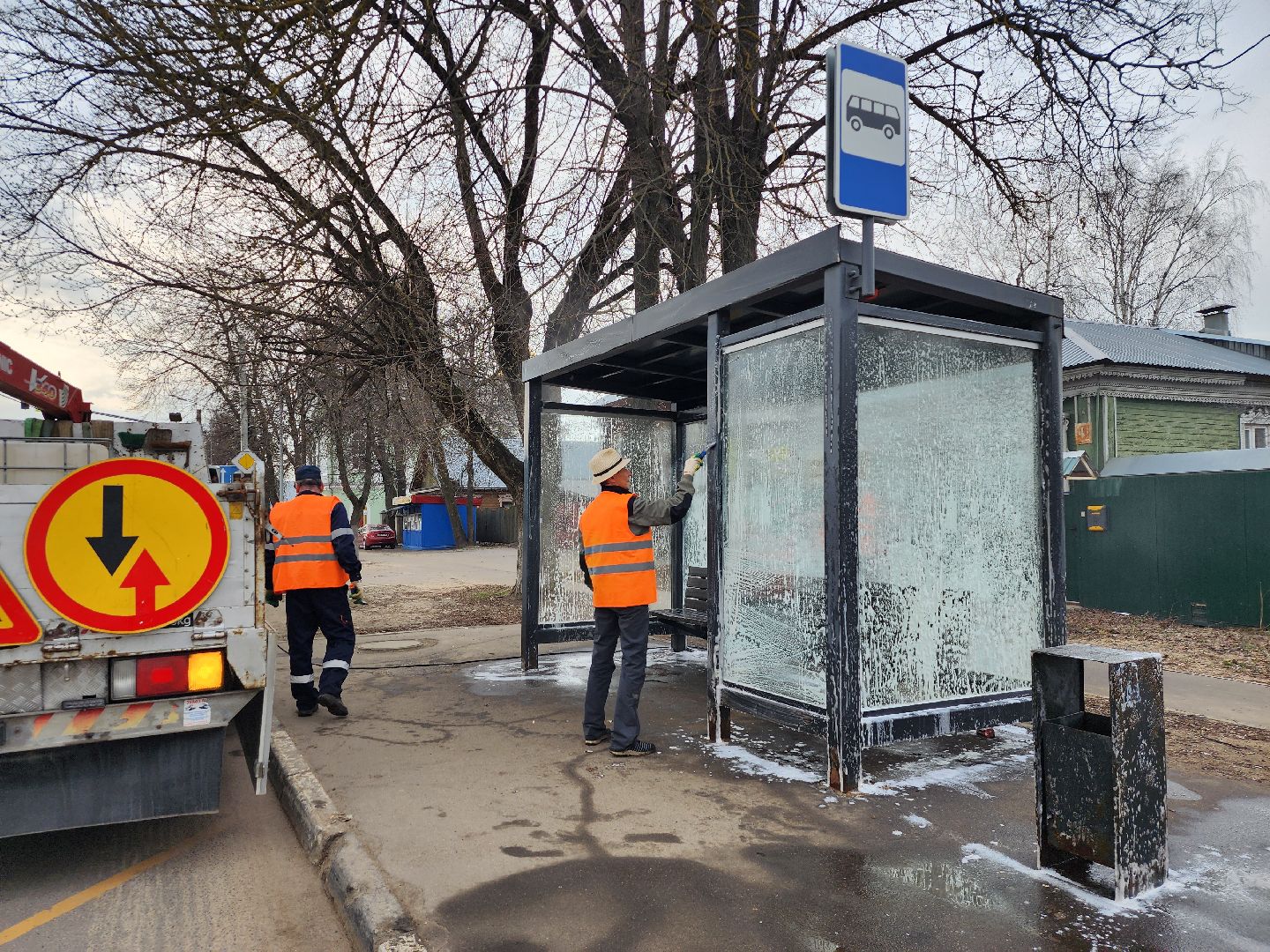 коммунальные службы, уборка, остановочный павильон, Старая Купавна, Богородский городской округ,