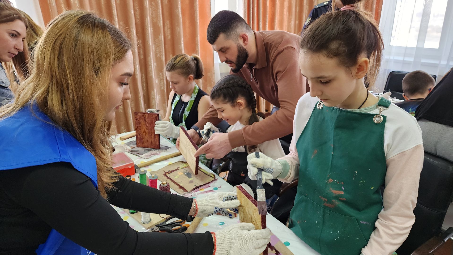 красногорск, сбор гуманитарной помощи, судебные приставы, мастер класс, волонтеры, доброе дело,