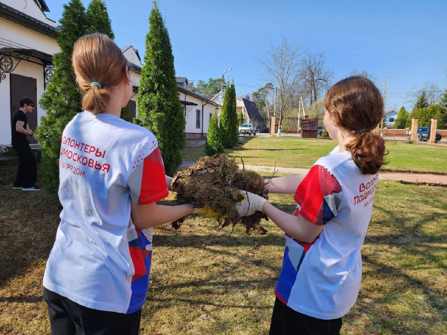 можайск, можайский городской округ, подмосковье, субботник, волонтеры, уборка территории, храм, месяц чистоты и благоустройства,