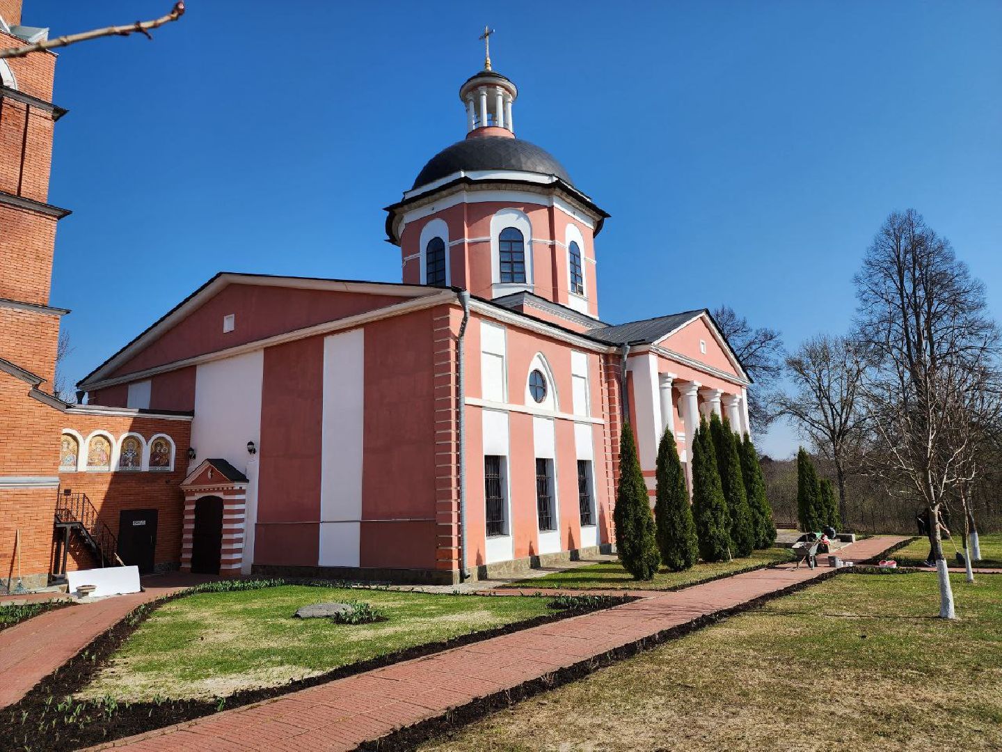 можайск, можайский городской округ, подмосковье, субботник, волонтеры, уборка территории, храм, месяц чистоты и благоустройства,