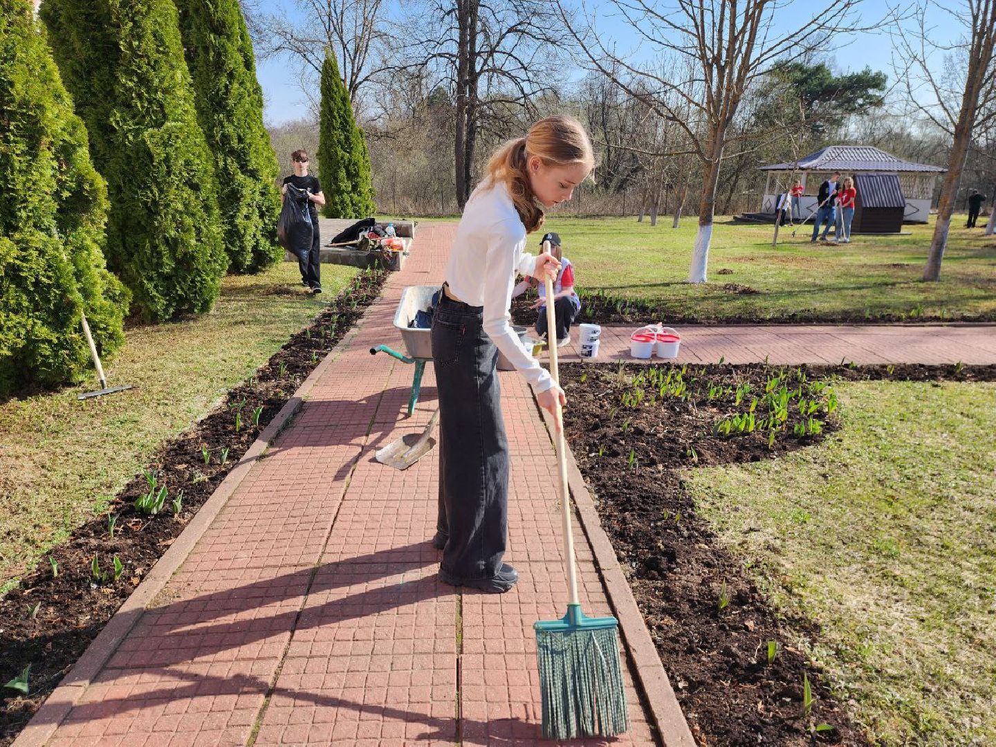 можайск, можайский городской округ, подмосковье, субботник, волонтеры, уборка территории, храм, месяц чистоты и благоустройства,