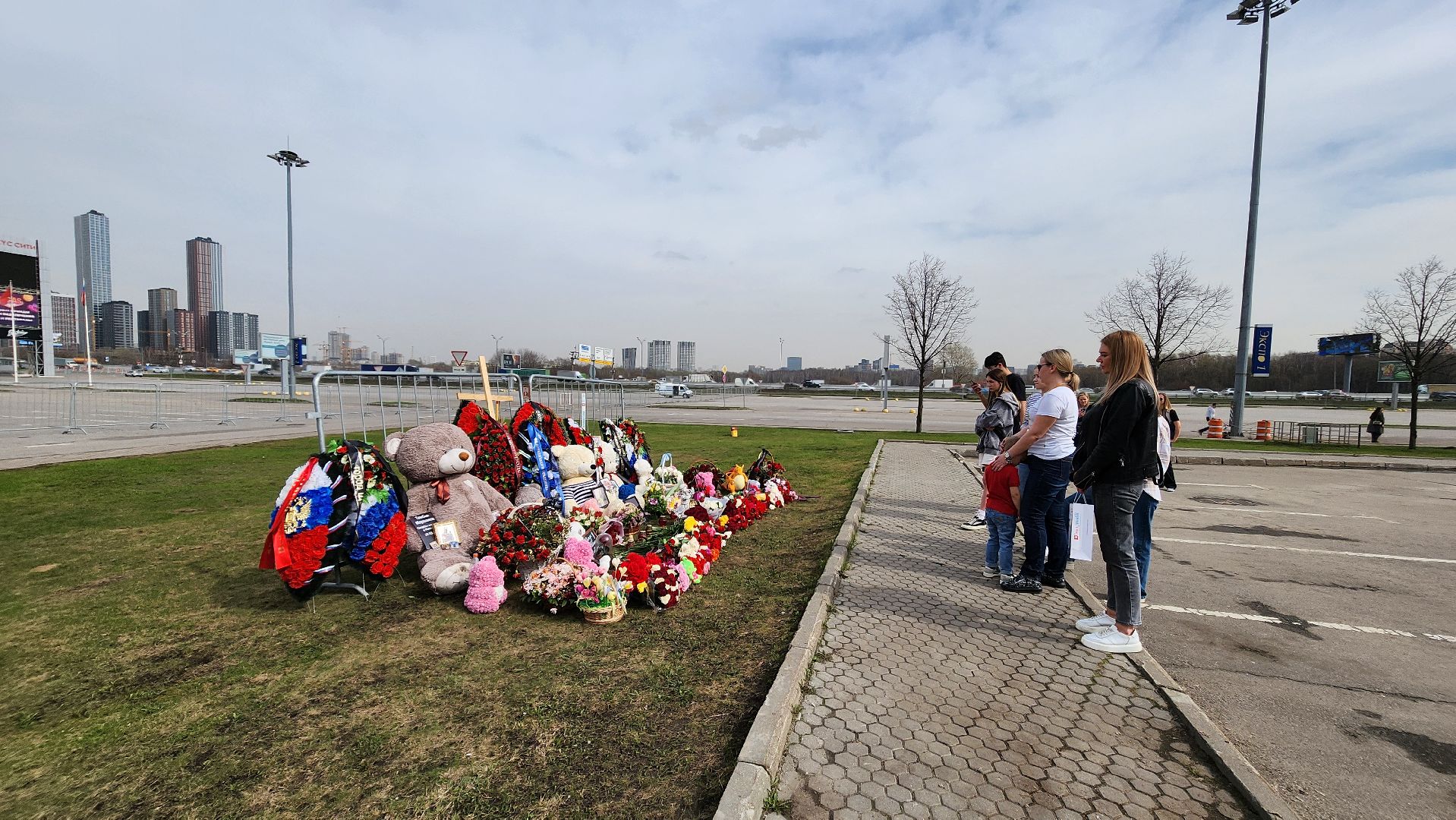 красногорск, крокус сити холл, мемориал в память о жертвах терракта в красногорс,