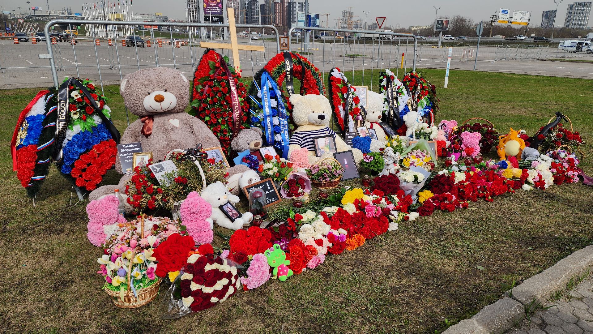 красногорск, крокус сити холл, мемориал в память о жертвах терракта в красногорс,