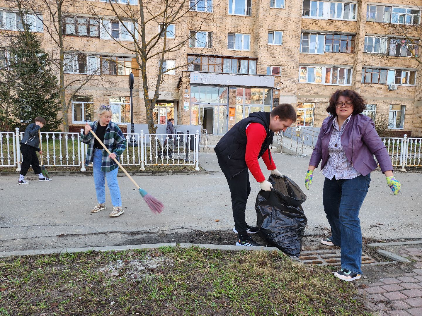 серпухов, уборка территории, подмосковье, журналисты, субботник,