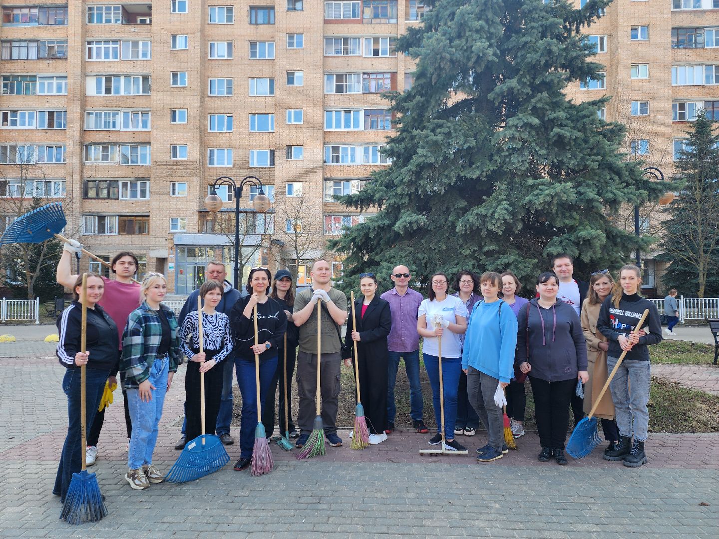 серпухов, уборка территории, подмосковье, журналисты, субботник,