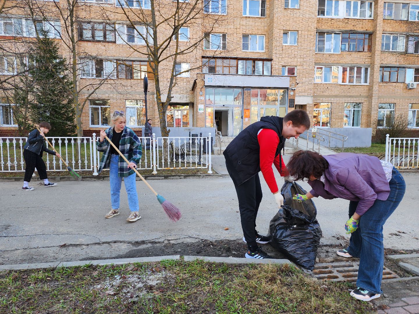 серпухов, уборка территории, подмосковье, журналисты, субботник,