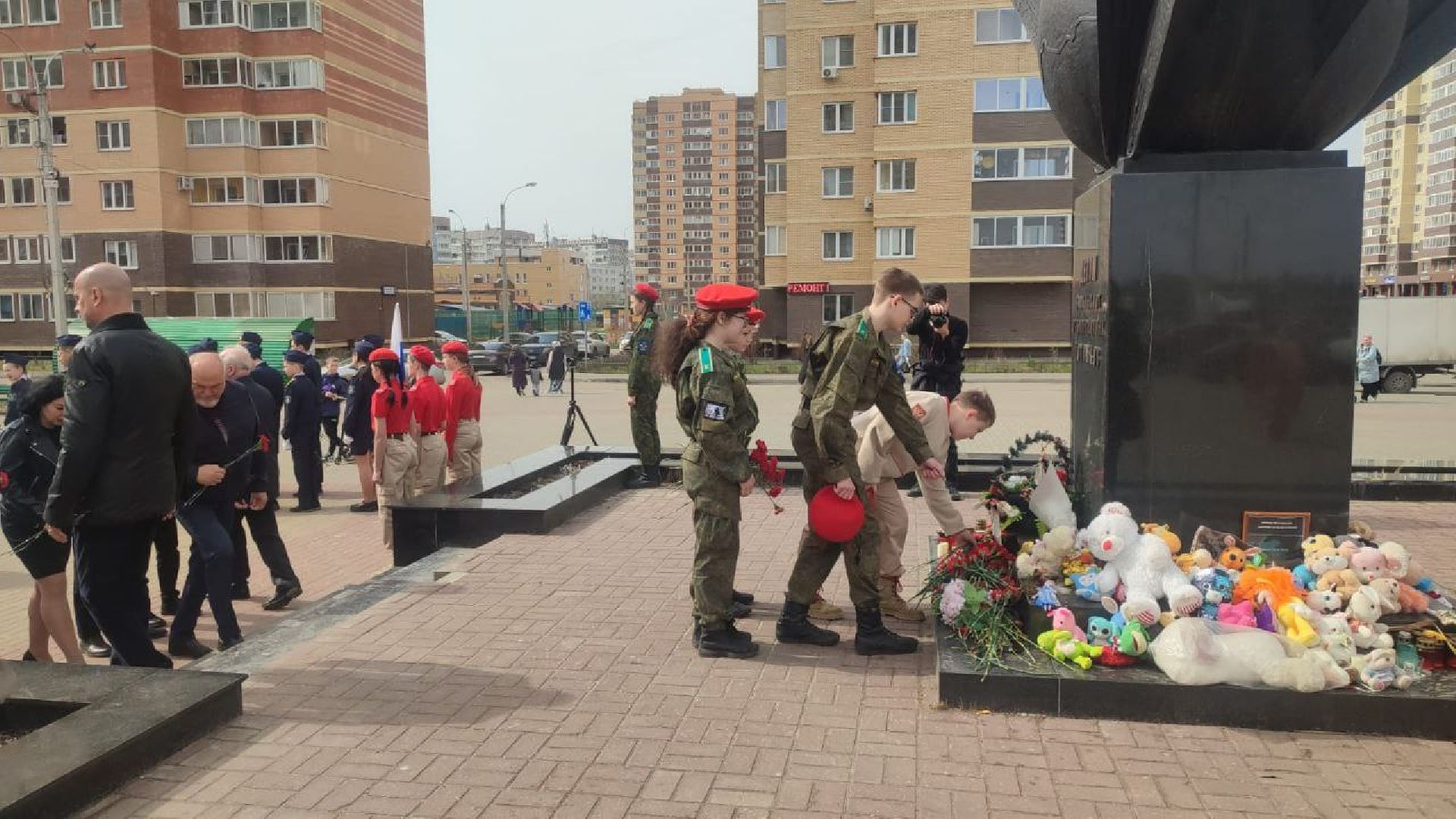 митинг, возложение цветов, памятник, Международный день освобождения узников фашистских концлагерей, юнармия,