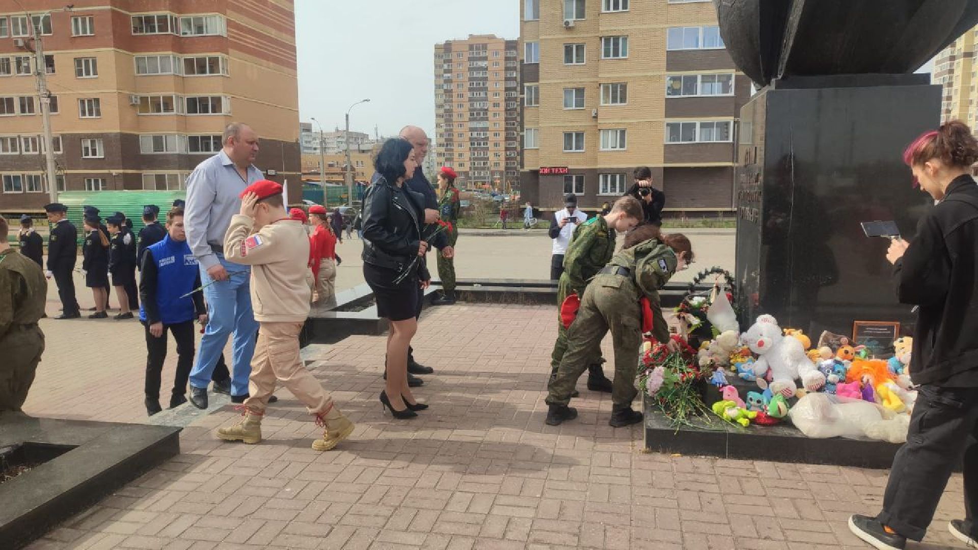 митинг, возложение цветов, памятник, Международный день освобождения узников фашистских концлагерей, юнармия,