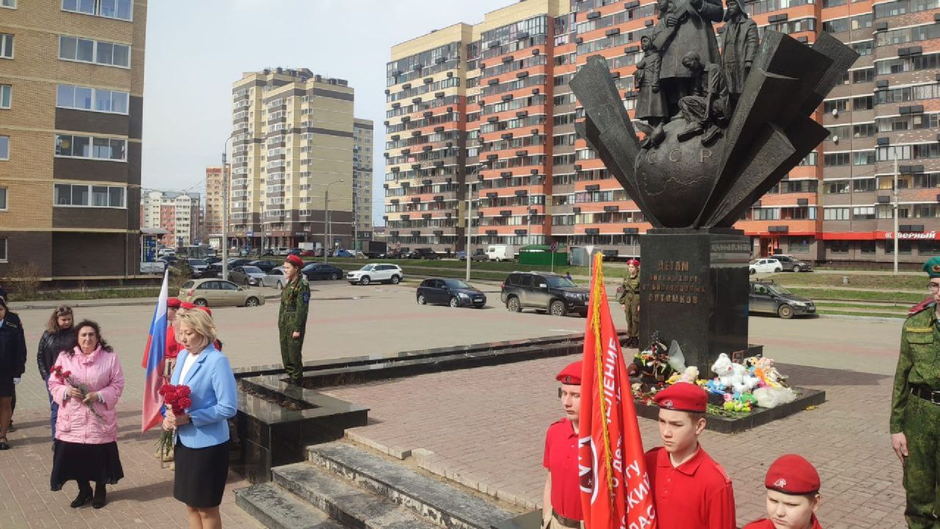 митинг, возложение цветов, памятник, Международный день освобождения узников фашистских концлагерей, юнармия,