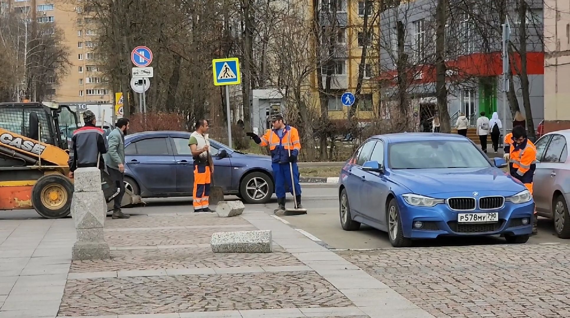 долгопрудный, площадь собина, коммунальщики, уборка, месяц чистоты и благоустройства, субботник,