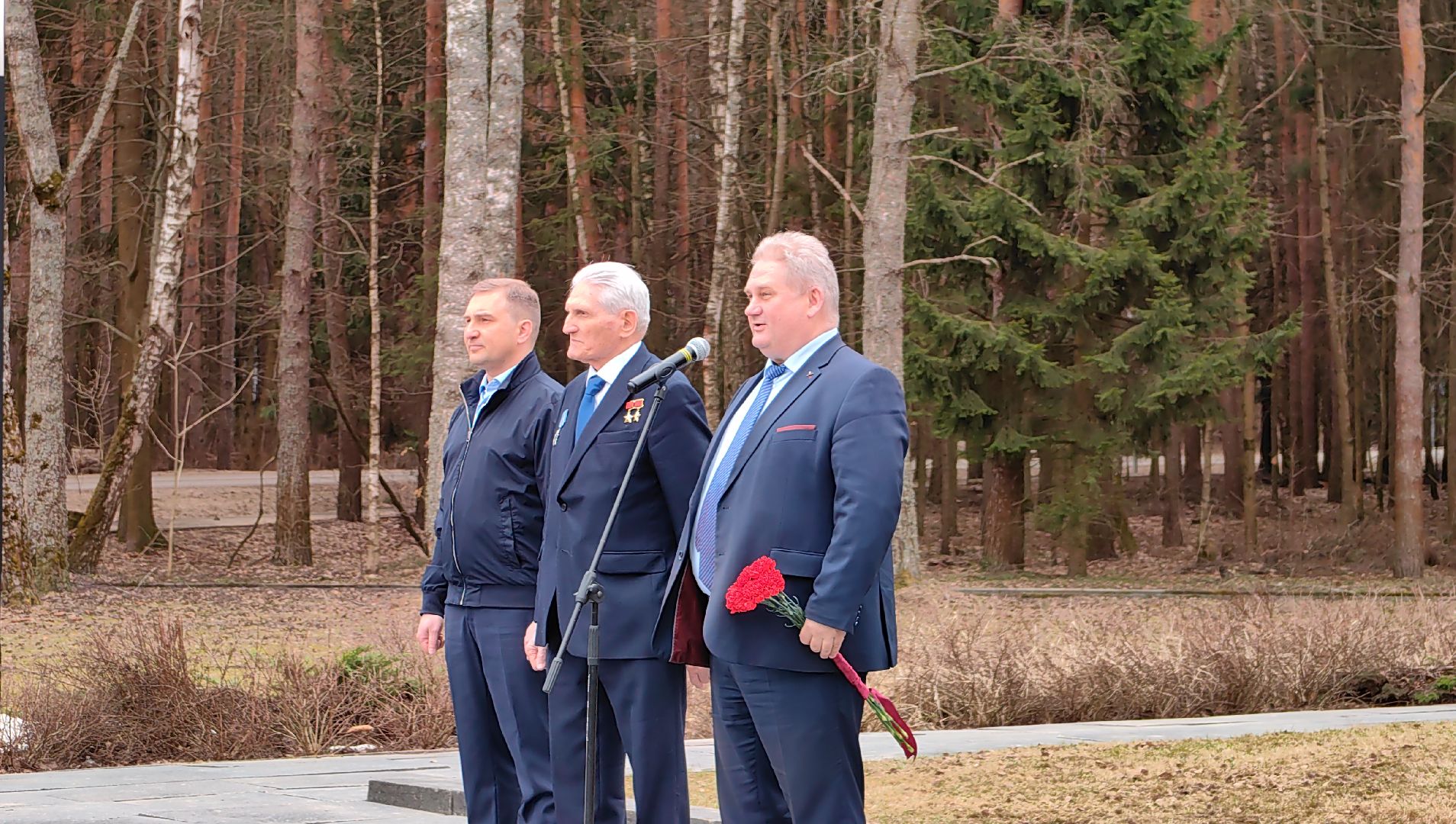 день космонавтики, памятник Юрию Гагарину, возложение цветов, Космонавт Борис Волынов,