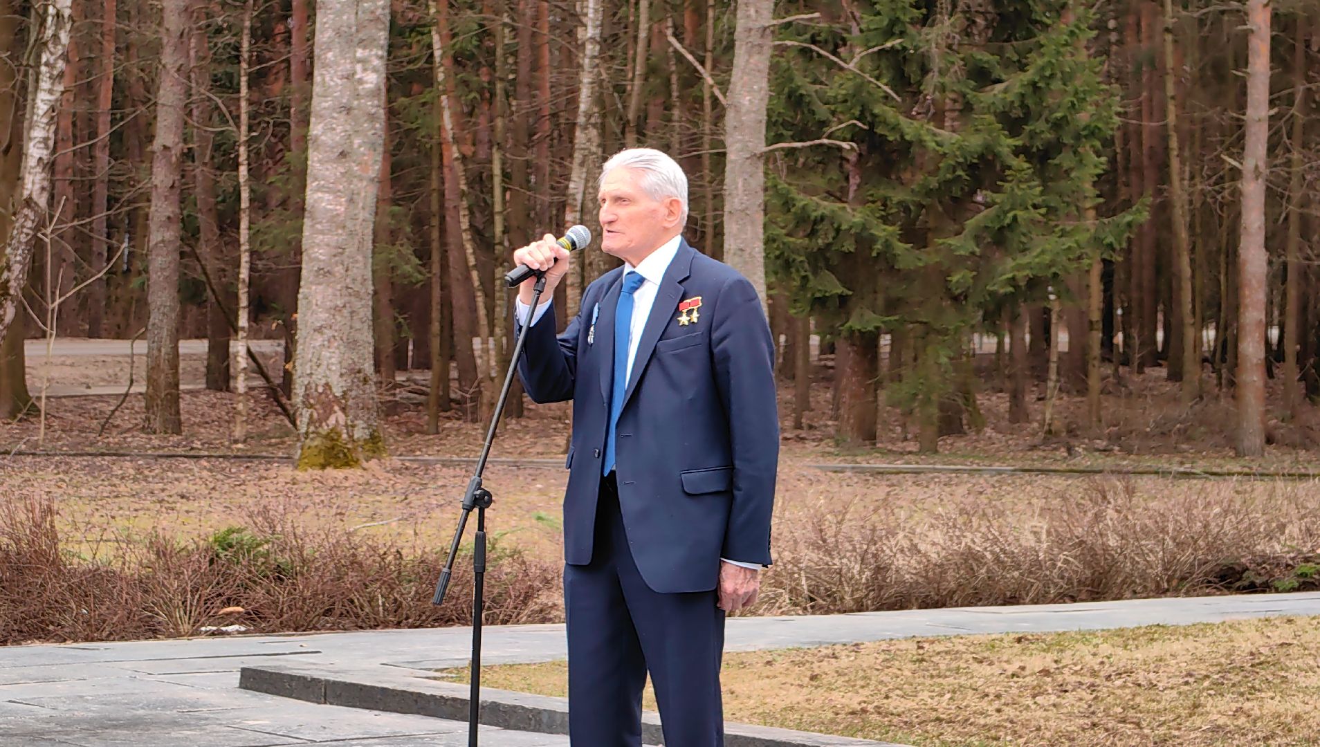 день космонавтики, памятник Юрию Гагарину, возложение цветов, Космонавт Борис Волынов,