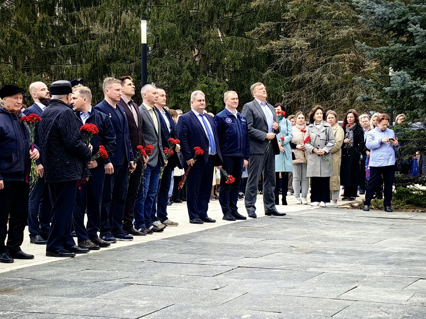 день космонавтики, памятник Юрию Гагарину, возложение цветов, Космонавт Борис Волынов,