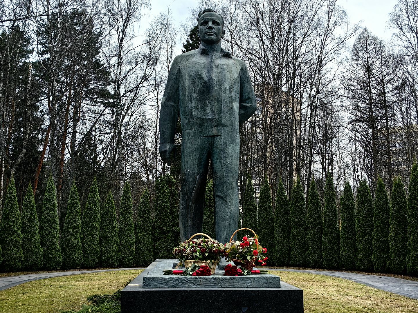 день космонавтики, памятник Юрию Гагарину, возложение цветов, Космонавт Борис Волынов,