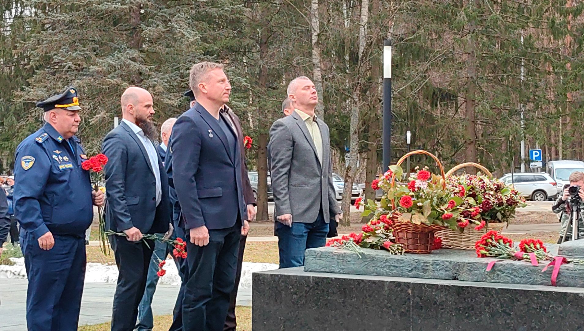 день космонавтики, памятник Юрию Гагарину, возложение цветов, Космонавт Борис Волынов,