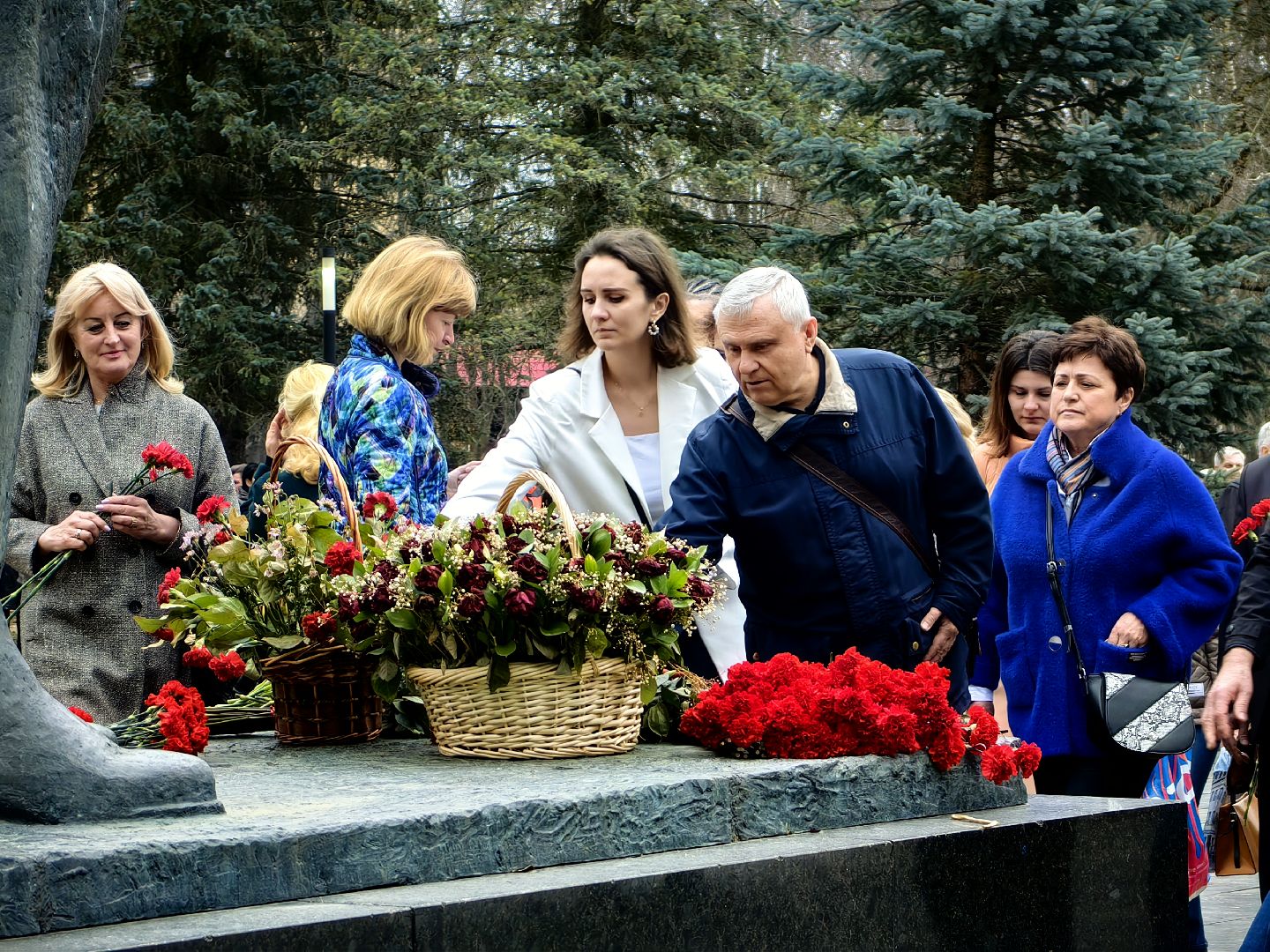 день космонавтики, памятник Юрию Гагарину, возложение цветов, Космонавт Борис Волынов,