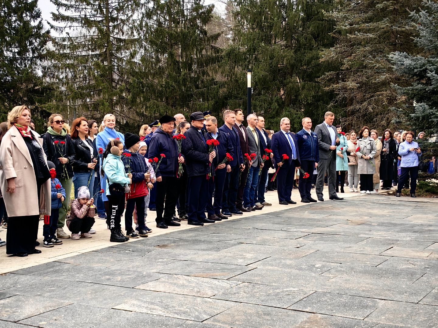 день космонавтики, памятник Юрию Гагарину, возложение цветов, Космонавт Борис Волынов,