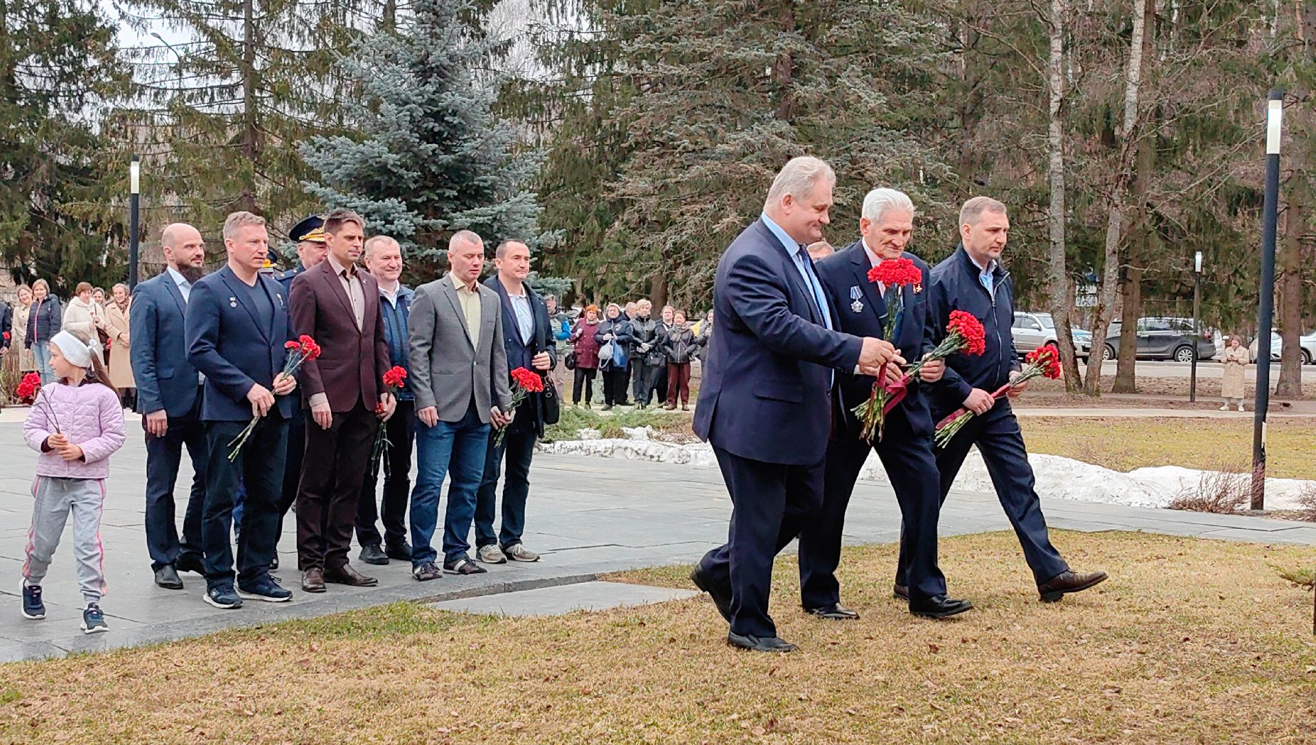 день космонавтики, памятник Юрию Гагарину, возложение цветов, Космонавт Борис Волынов,