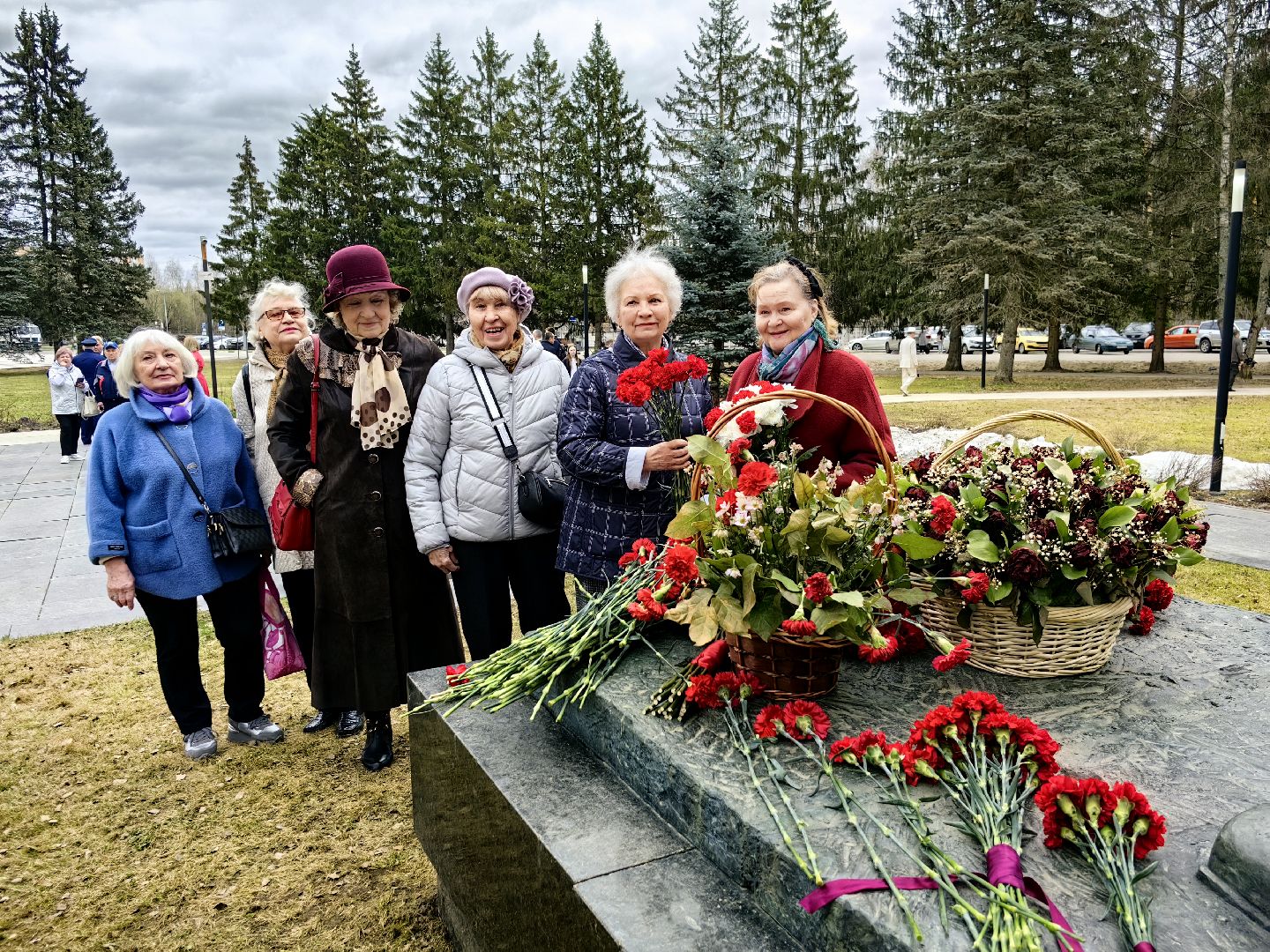 день космонавтики, памятник Юрию Гагарину, возложение цветов, Космонавт Борис Волынов,