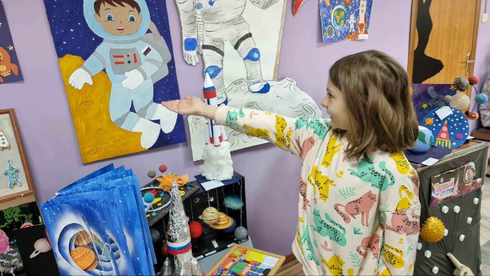 день космонавтики, выставка детских работ,