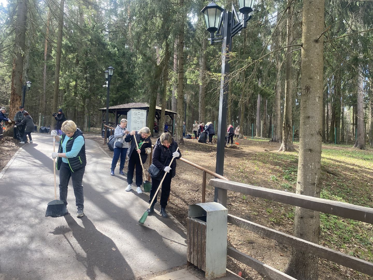 субботник во Власихе, городской субботник, власиха субботник, чистота во Власихе, уборка во Власихе, верхнее озеро во Власихе,