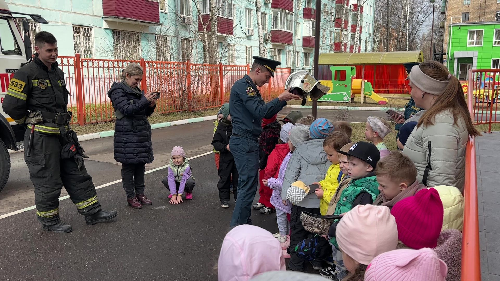 Реутов, детский, сад, МЧС, пожарная техника, люстра, пожарный рукав, вода,