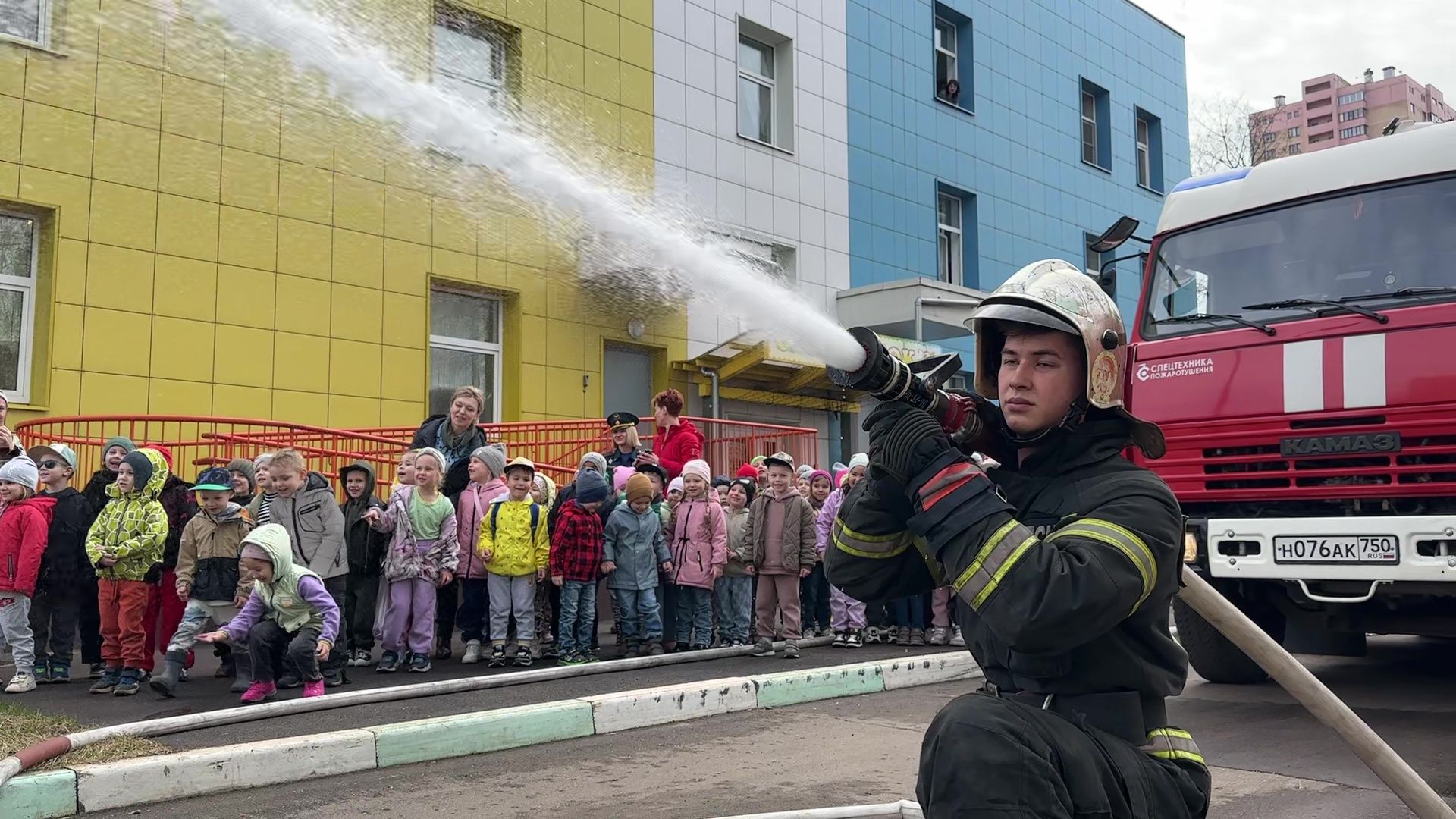 Реутов, детский, сад, МЧС, пожарная техника, люстра, пожарный рукав, вода,