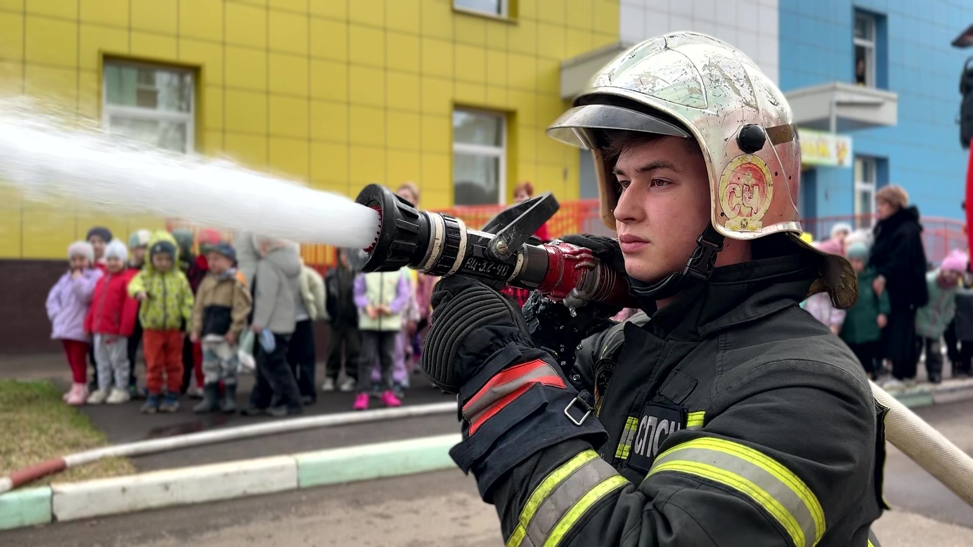 Реутов, детский, сад, МЧС, пожарная техника, люстра, пожарный рукав, вода,