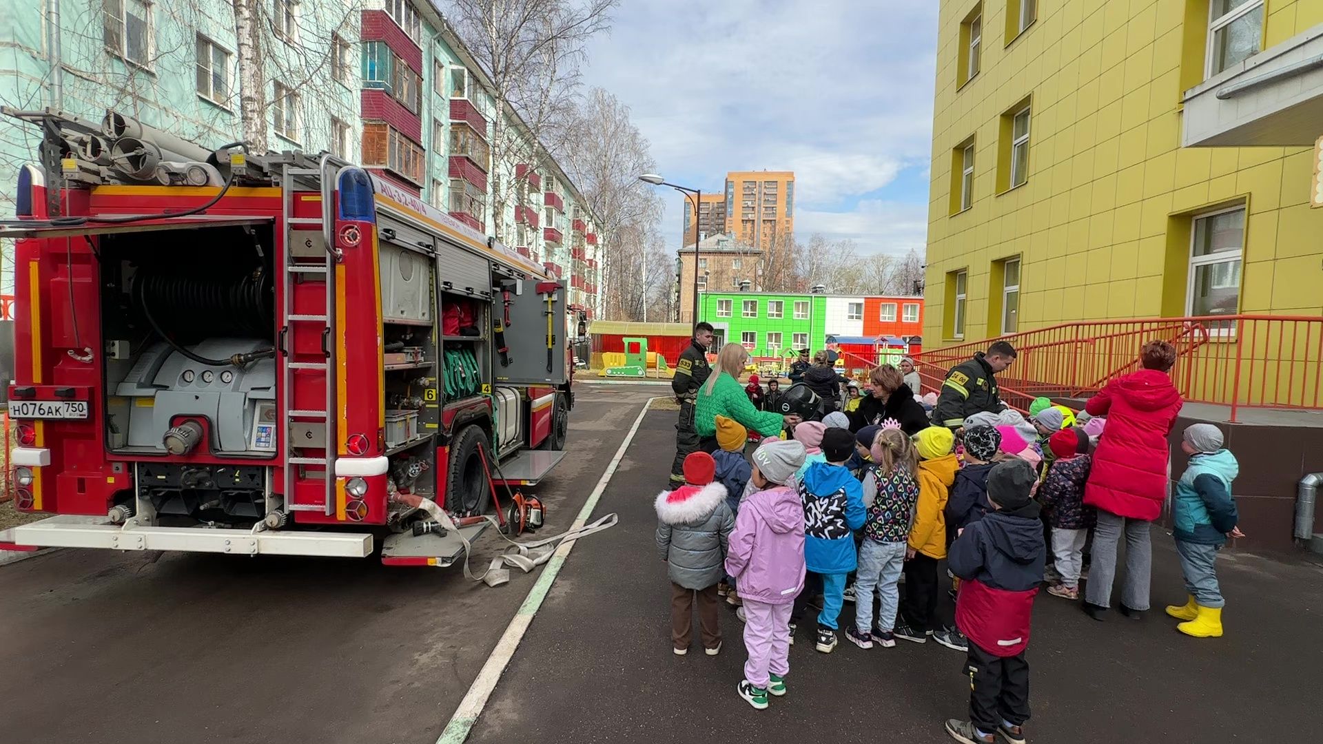 Реутов, детский, сад, МЧС, пожарная техника, люстра, пожарный рукав, вода,