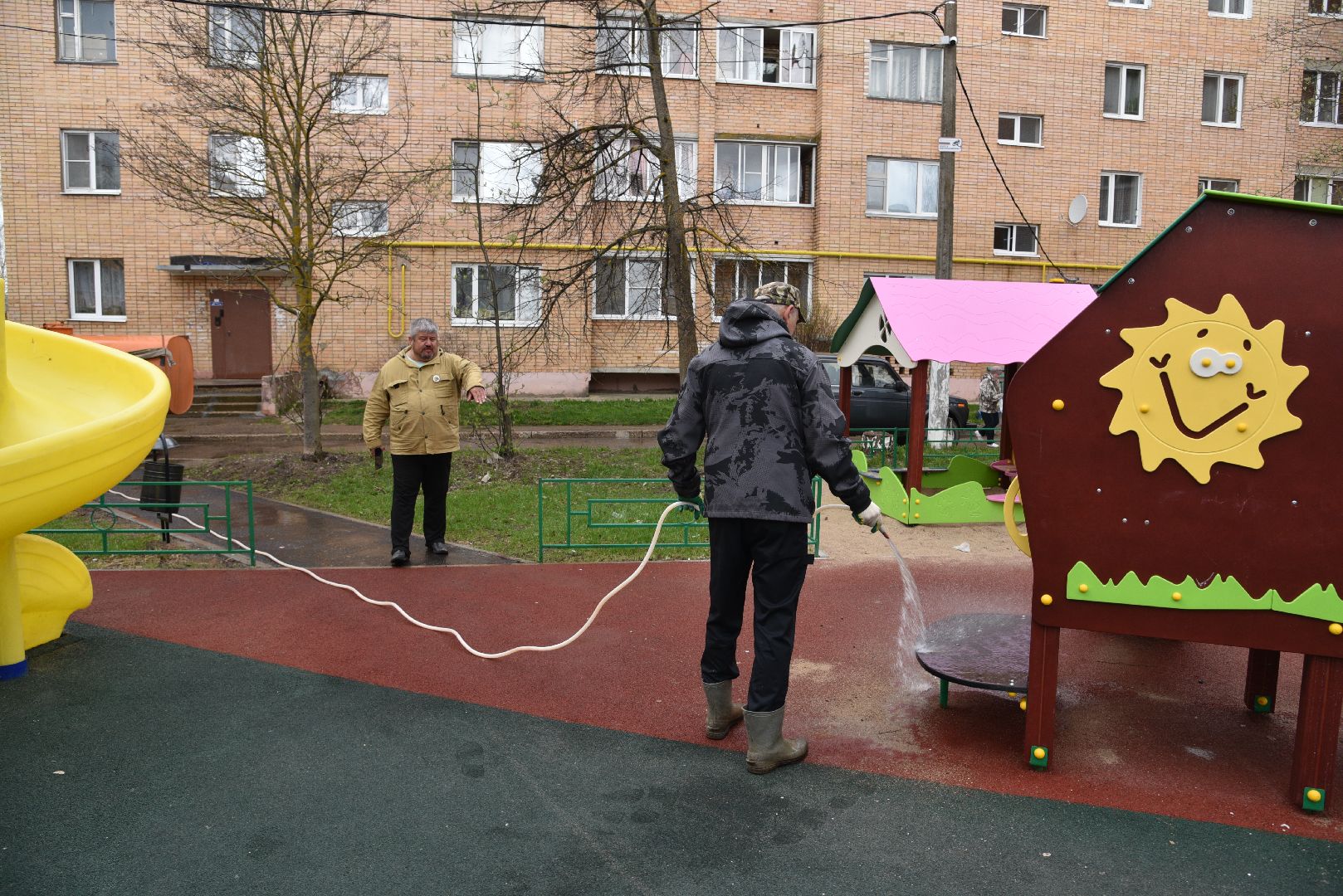 лотошино, благоуйстройство, уборка дворов после зимы, уборка детских площадок,