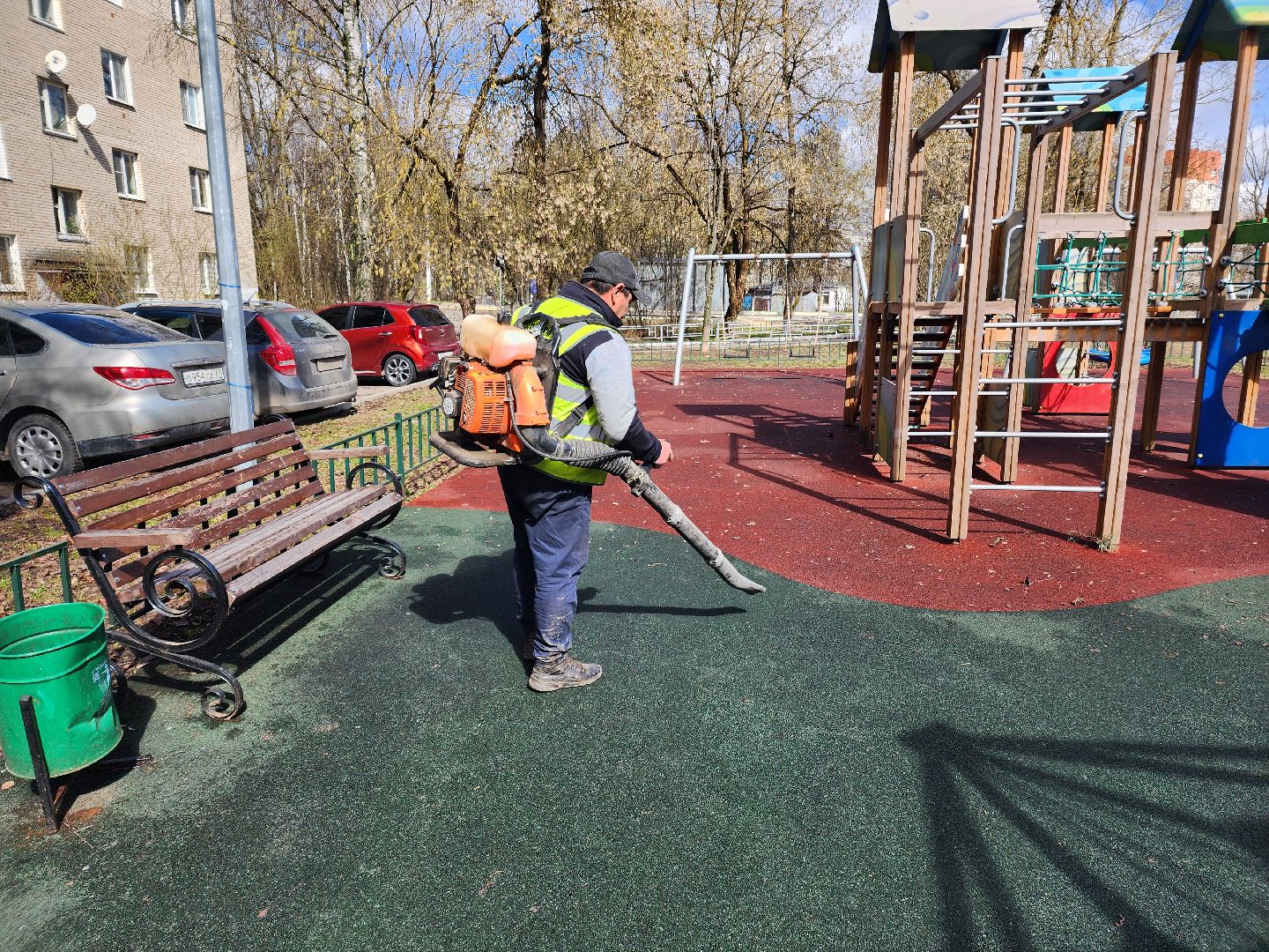 уборка города, уборка дворов после зимы, уборка детских площадок,