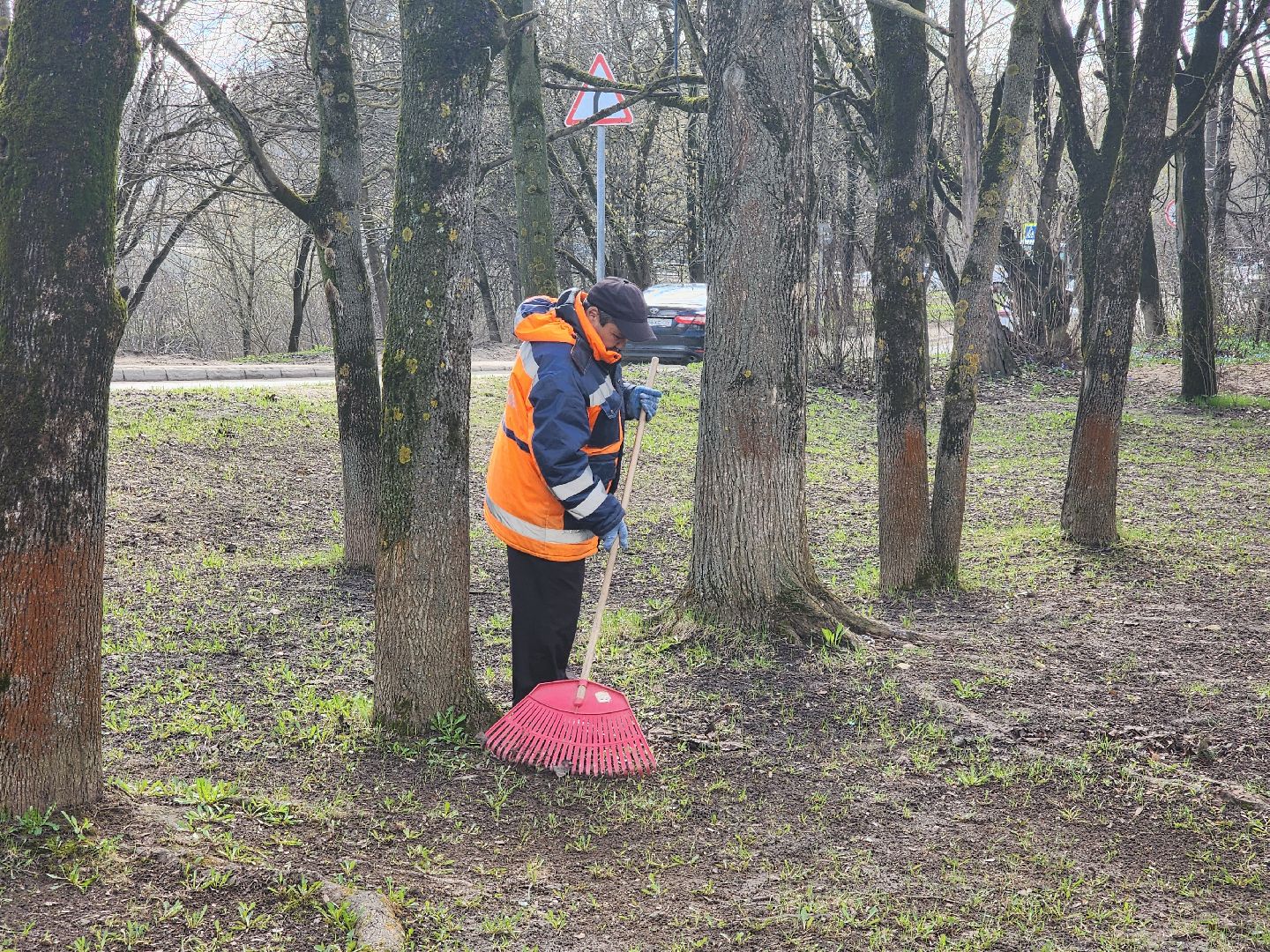 уборка города, уборка дворов после зимы, уборка детских площадок,