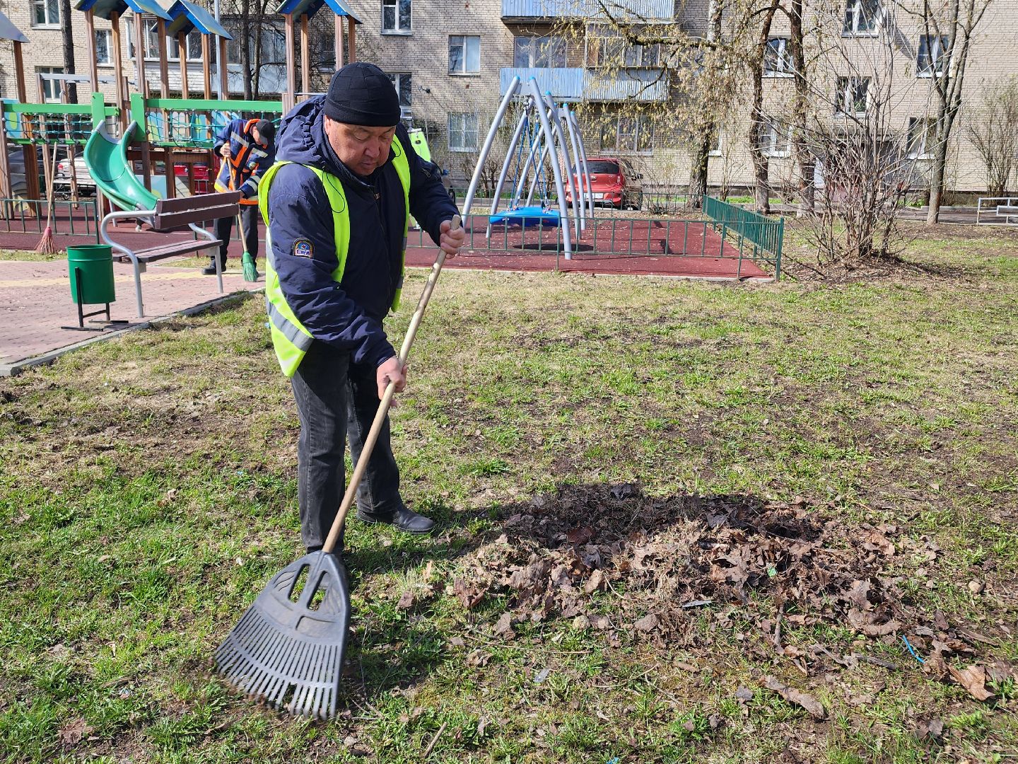 уборка города, уборка дворов после зимы, уборка детских площадок,