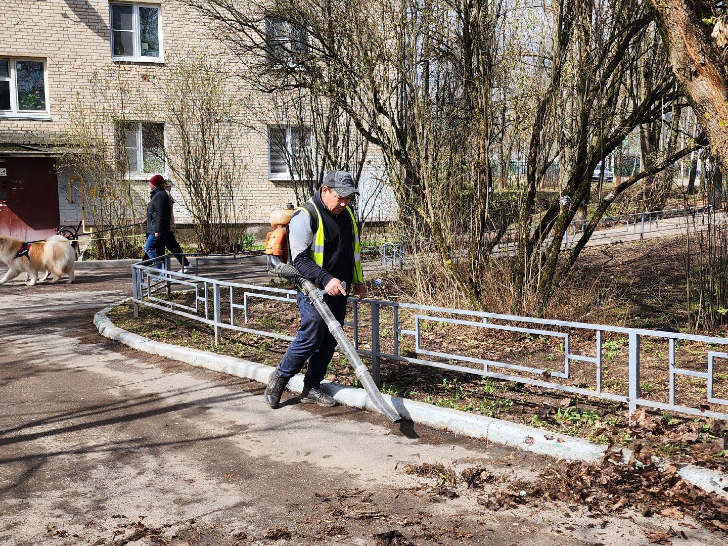 уборка города, уборка дворов после зимы, уборка детских площадок,