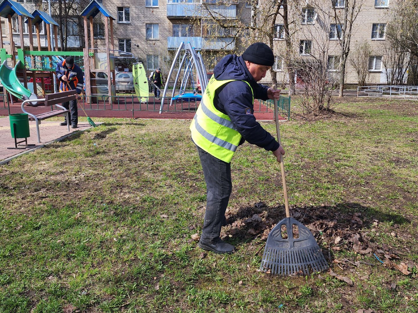 уборка города, уборка дворов после зимы, уборка детских площадок,
