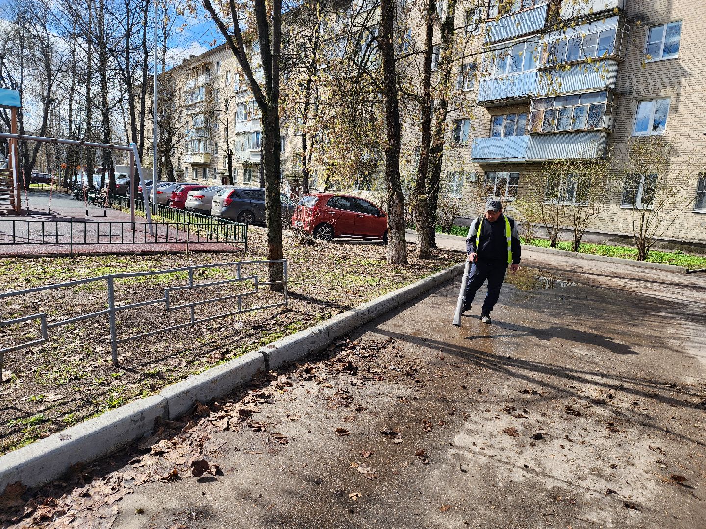 уборка города, уборка дворов после зимы, уборка детских площадок,