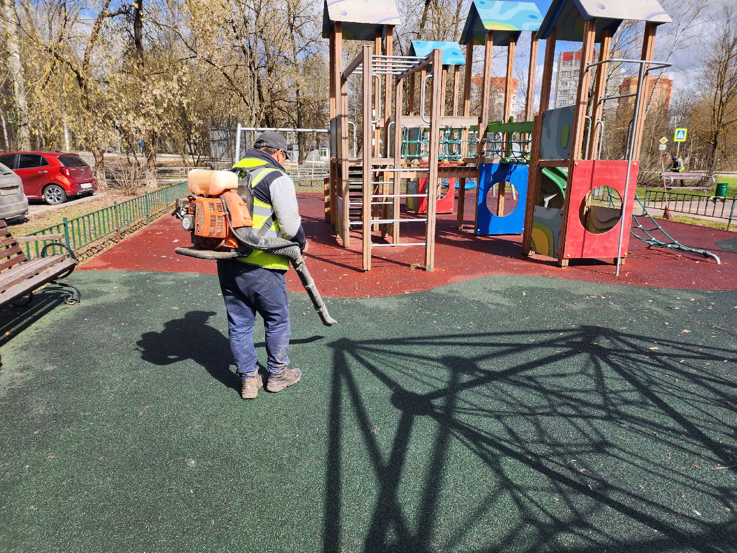 уборка города, уборка дворов после зимы, уборка детских площадок,